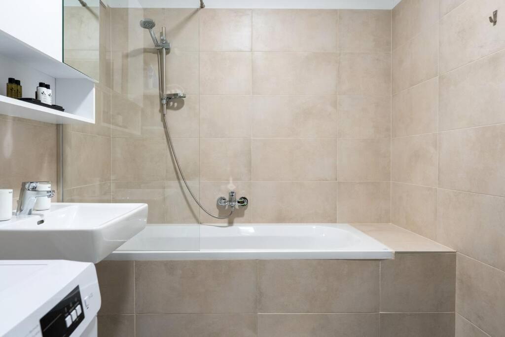 1Br Excellence, Fast To Centre By Hm Apartment Виена Екстериор снимка