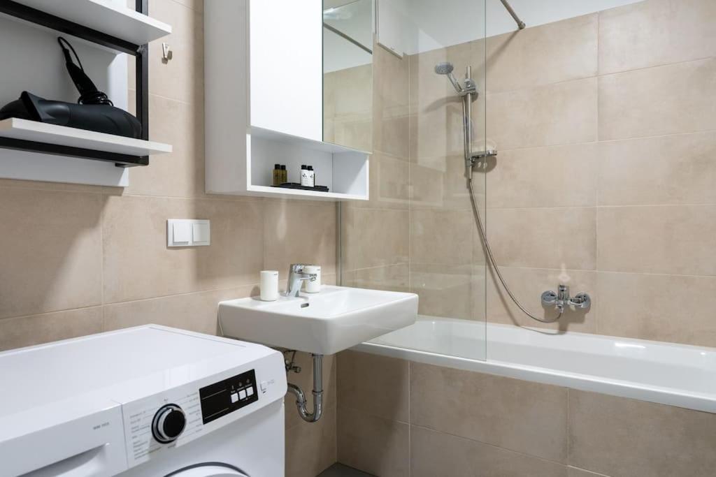 1Br Excellence, Fast To Centre By Hm Apartment Виена Екстериор снимка
